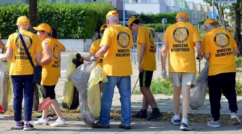 Scientology al Villaggio Violino, i Ministri Volontari contribuiscono ad un ambiente più pulito