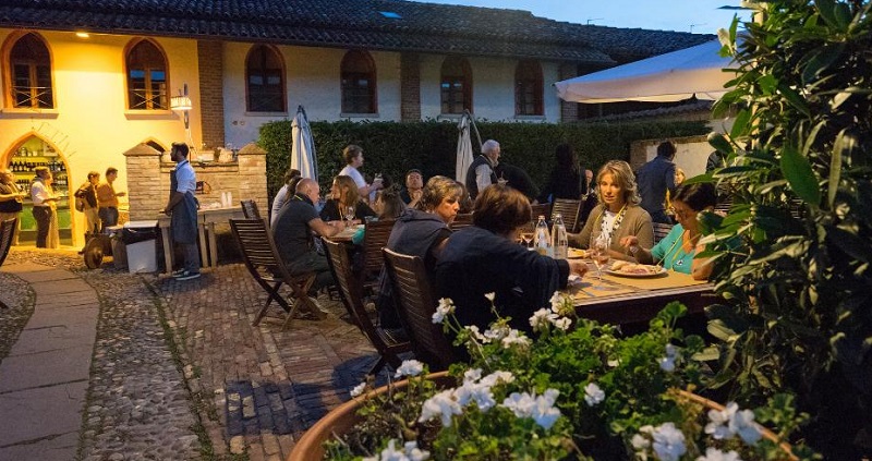 Il 24 settembre Padernello a Tavola: la cena itinerante al Castello di Padernello e nel suo borgo rurale