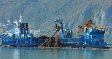 Maltempo: in azione i battelli spazzini per recuperare il materiale flottante sul lago d'Iseo