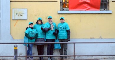 Prevenzione dalla droga davanti al Calini: volontari al lavoro per una prevenzione efficace, malgrado il freddo invernale