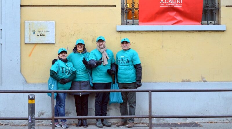 Prevenzione dalla droga davanti al Calini: volontari al lavoro per una prevenzione efficace, malgrado il freddo invernale