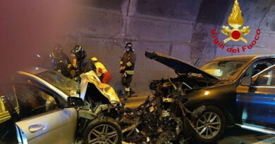Breno, frontale in galleria sulla SS42: morti madre e figlio