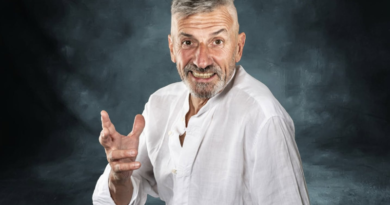 Charlie Cinelli torna a teatro a Brescia: due serate con “La pòera zét” al Sant’Afra