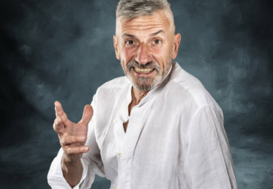 Charlie Cinelli torna a teatro a Brescia: due serate con “La pòera zét” al Sant’Afra Charlie Cinelli torna a teatro a Brescia: due serate con “La pòera zét” al Sant’Afra