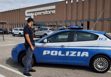 Brescia, tenta di rubare oltre 2mila euro di merce all’Esselunga e aggredisce la vigilante: arrestato 29enne, divieto di ritorno per 3 anni Brescia, tenta di rubare oltre 2mila euro di merce all’Esselunga e aggredisce la vigilante: arrestato 29enne, divieto di ritorno per 3 anni